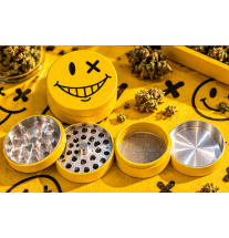 Grinder Smiley en métal 4 parties – Broyeur à herbes avec tamis